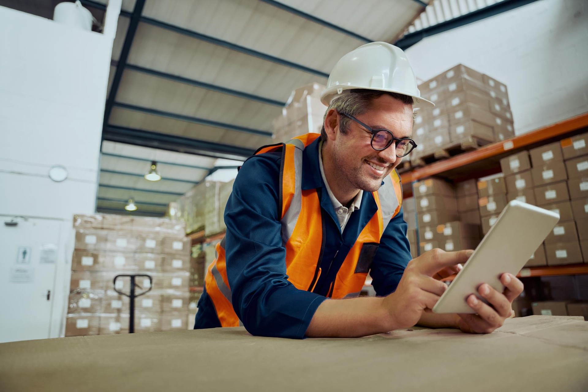Lagermitarbeiter nutzt eine App auf dem Tablet im Lager