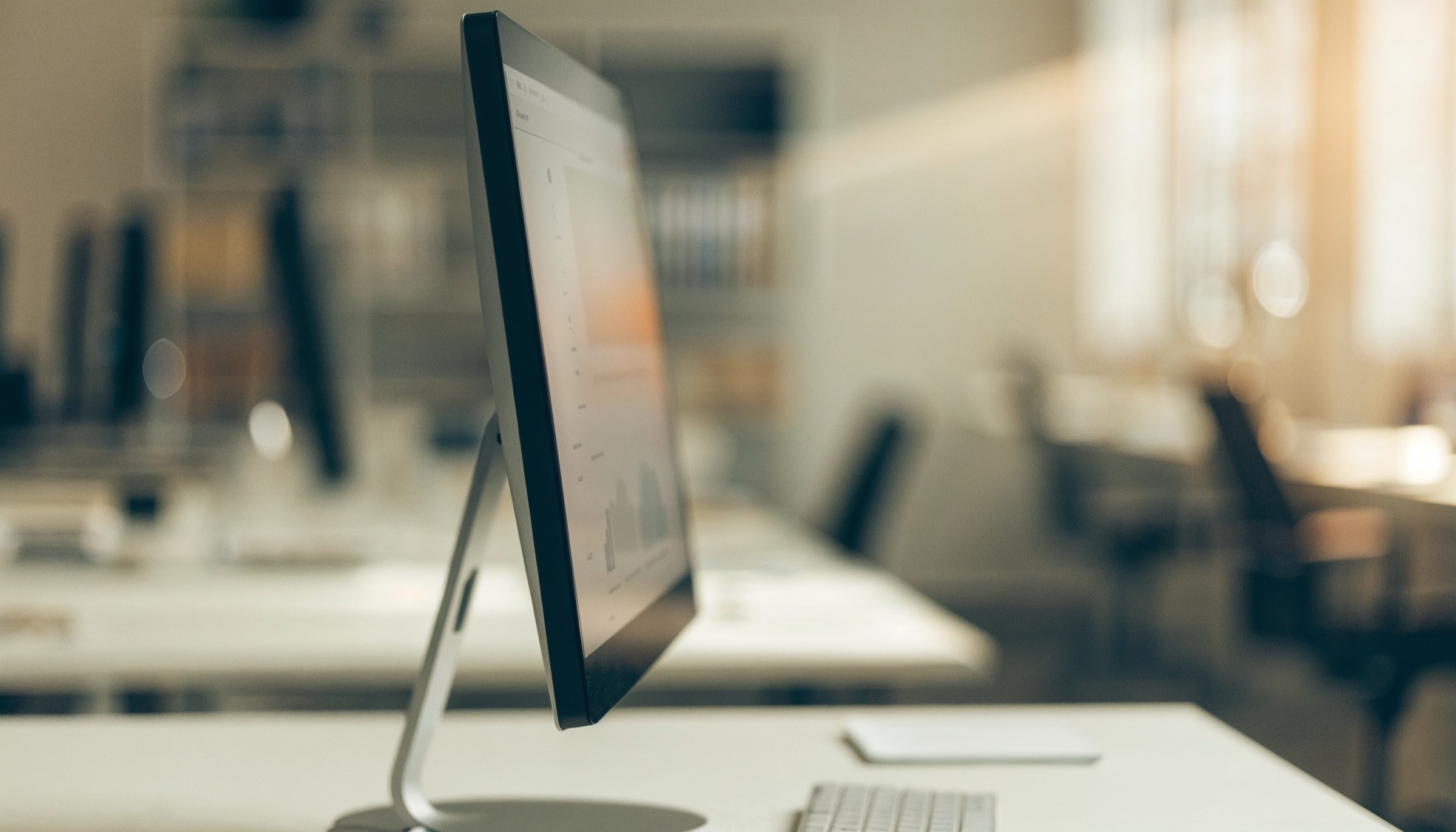 Aufgeräumtes Angular-Web-Dashboard auf einem Monitor am Arbeitsplatz