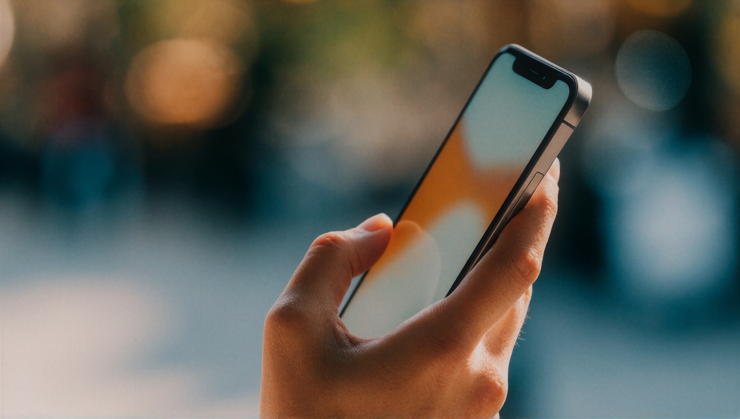 Fertige Business-App auf einem iPhone in der Hand im Alltag