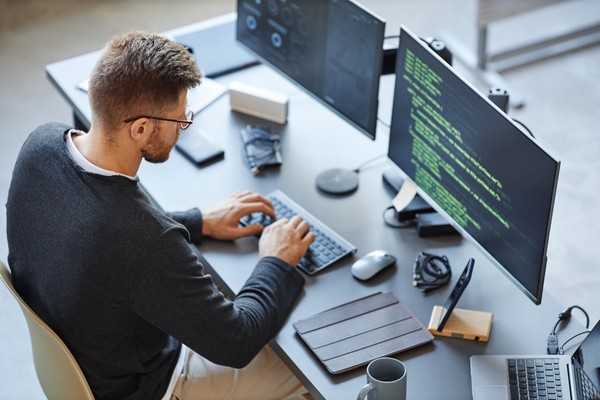 Entwickler schreibt Code am Computer