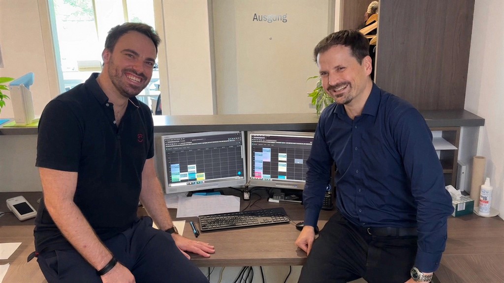 Kristof Heil und Christian Neukirch am Rechner im Bildungszentrum Neukirch
