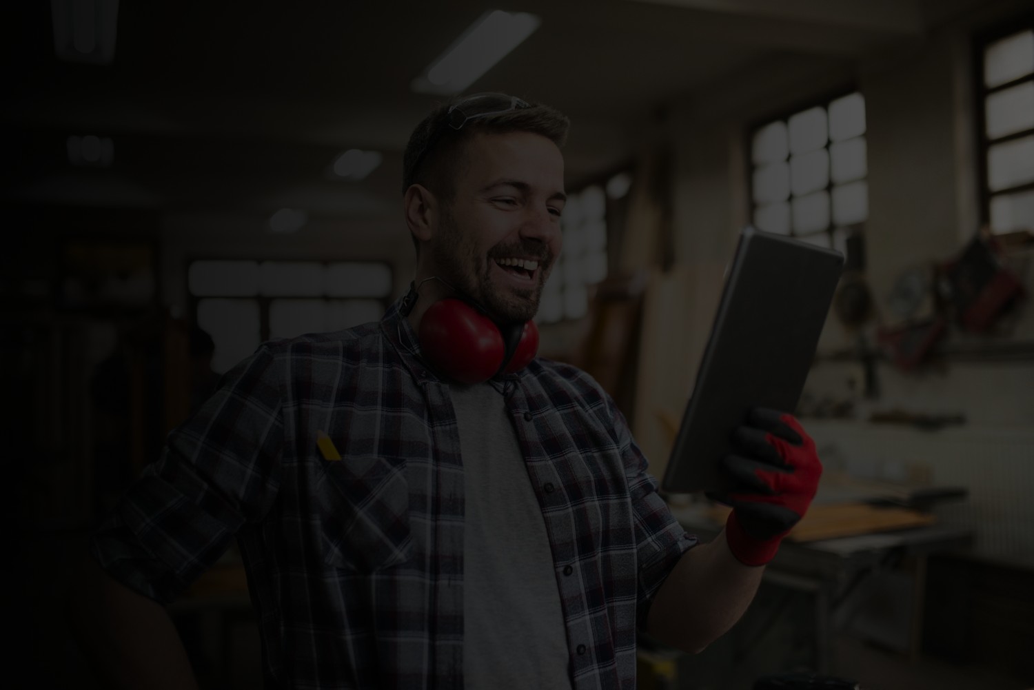 Handwerker bedient ein Tablet