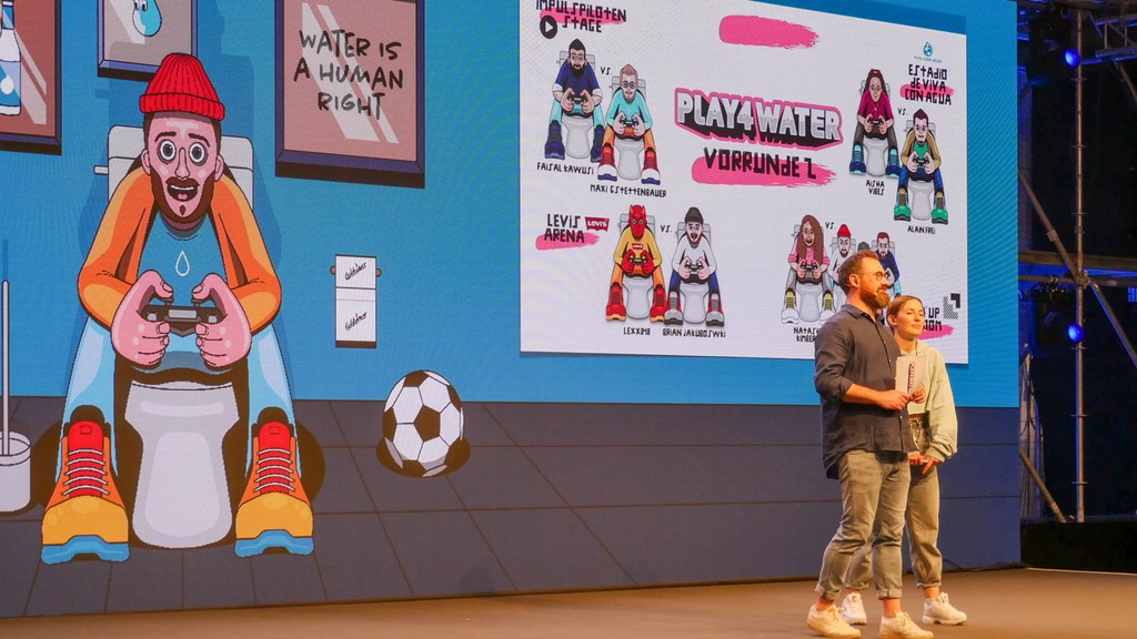 Hybrides Event mit Live-Emoji-Reaktionen auf der großen Projektionsfläche