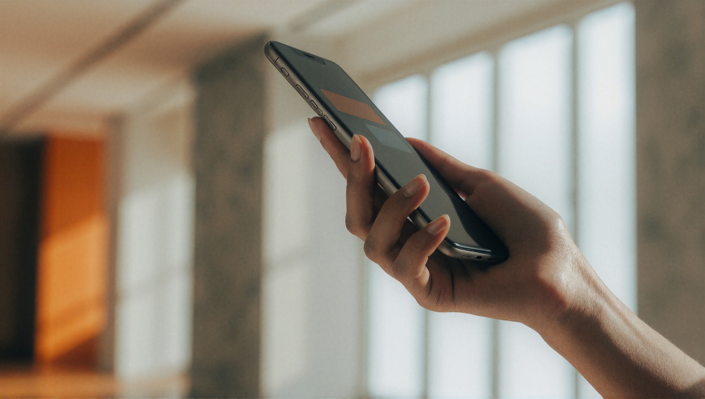 Fertige App von TALEDRAFT auf einem Smartphone in der Hand im Alltag