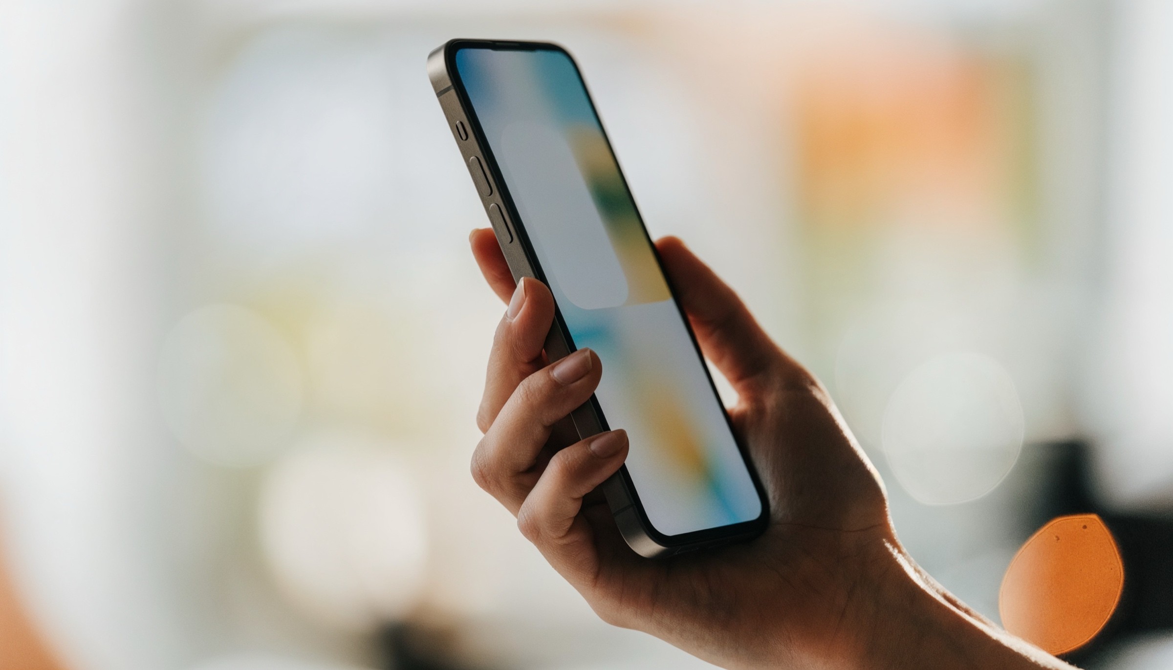 Fertige App von TALEDRAFT auf einem Smartphone in der Hand im Alltag