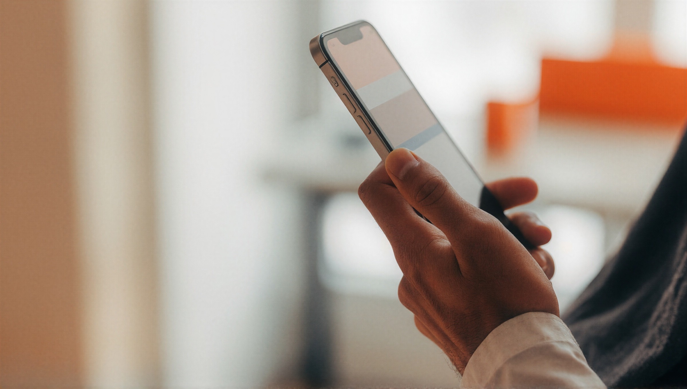 Fertige App von TALEDRAFT auf einem Smartphone in der Hand im Alltag