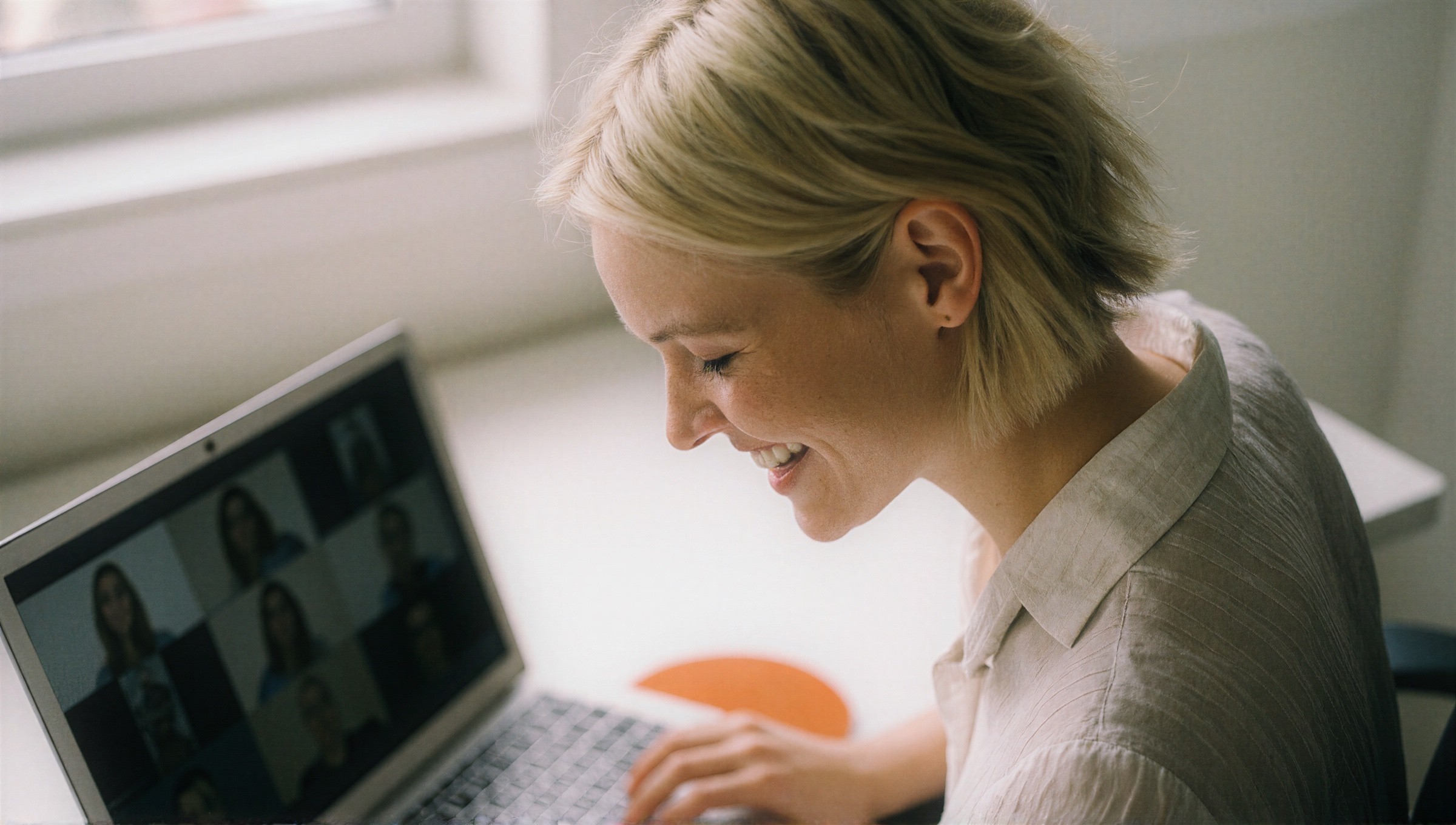 Entwicklerin im Videocall – digitale Zusammenarbeit zwischen Trier und dem Saarland