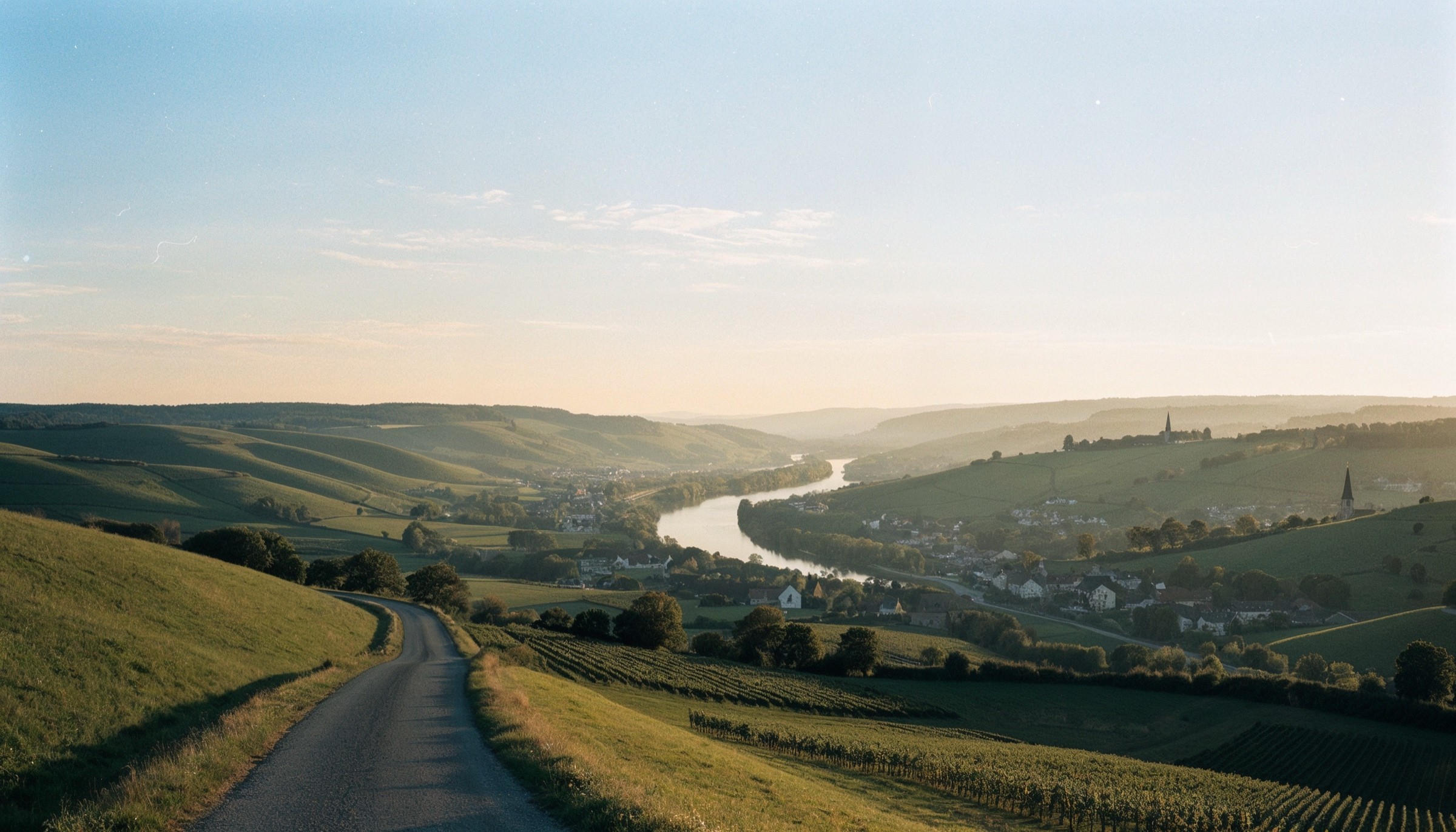 Weite Landschaft mit Flusstal und Höhenzügen, Symbolbild für die Großregion rund um Trier