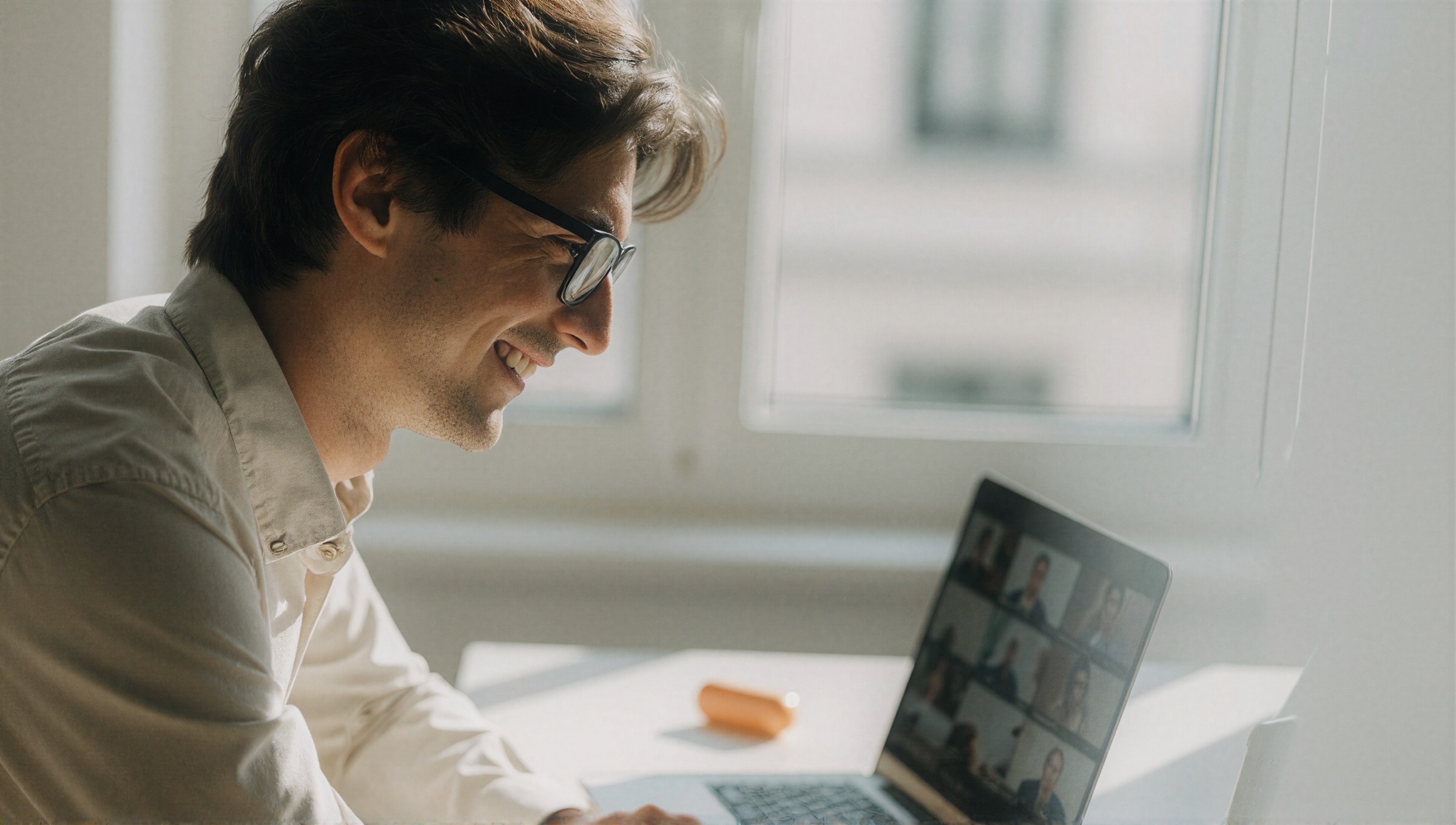 Entwickler im Videocall mit Projektboard – digitale Zusammenarbeit zwischen Trier und dem Westerwald